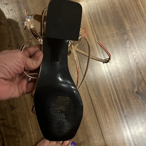 gold strappy sandals with block heels - Picture 5 of 6